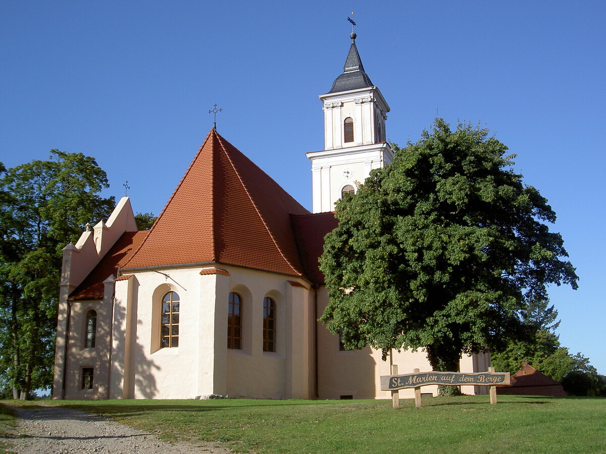 Boitzenburg, evangelische Pfarrkirche St. Marien auf dem Berge, erbaut im 13. Jahrhundert, Westturm erbaut 1650 (19.09.2012)