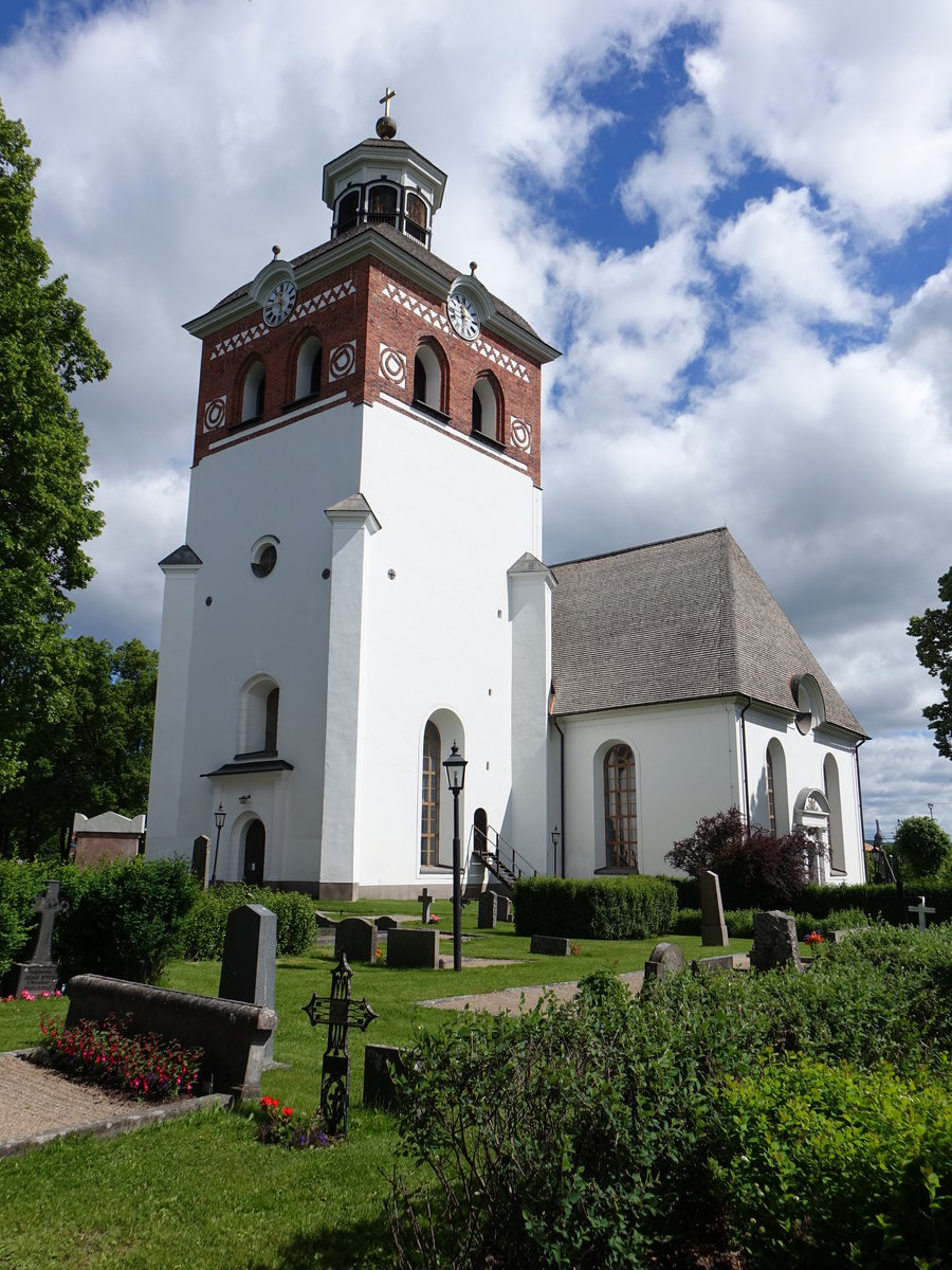 Bollns, Ev. Kirche, mittelalterliche Grundmauern, Umbau im 18. Jahrhundert zu einer Kreuzkirche, Kirchturm 15. Jahrhundert (21.06.2017)