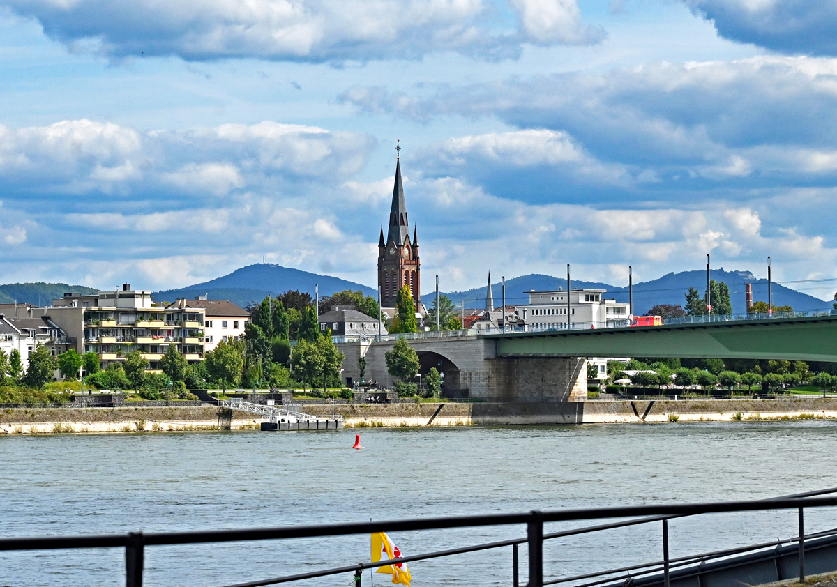 Bonn-Beuel - Rhein - Kennedybrcke und die St. Josef Kirche. Im Hintergrund das Siebengebirge. 24.08.2021