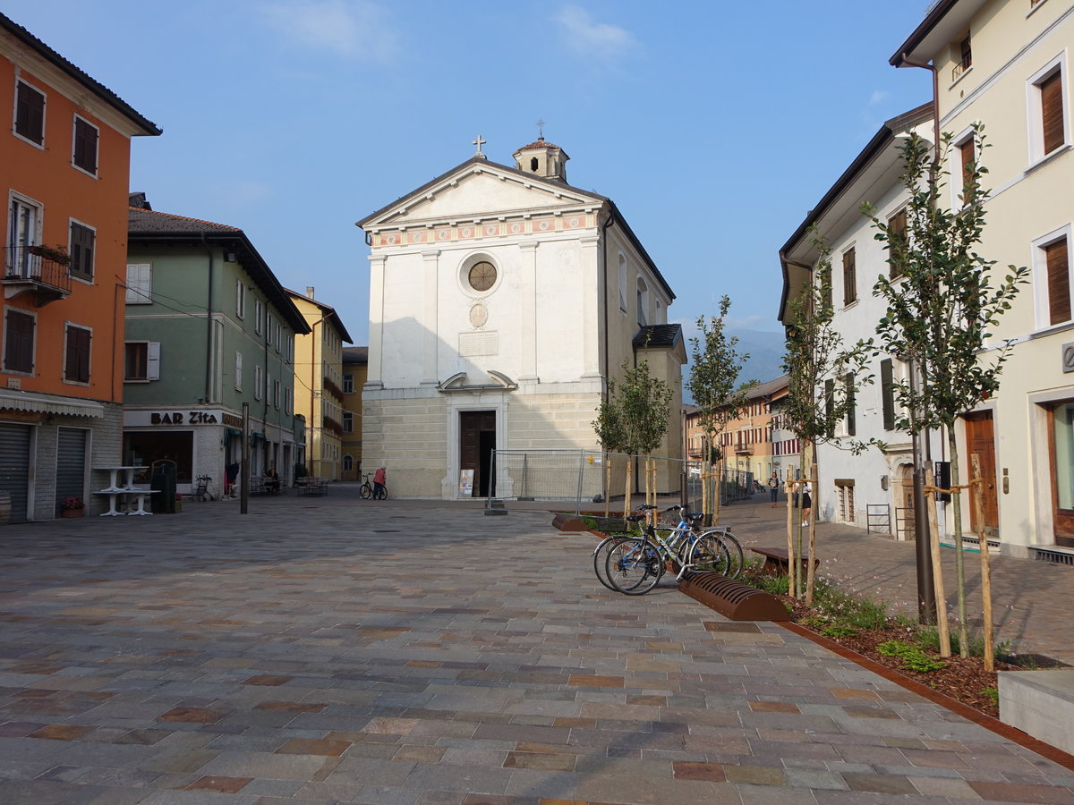 Borgo Valsugana, kleine Pfarrkirche St. Anna an der Piazza Martiri della Resistenza, erbaut im 17. Jahrhundert (17.09.2019)