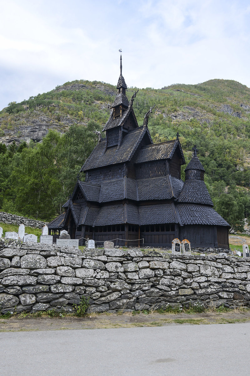 Borgund ist eine Stabkirche in der Kommune Lrdal in der norwegischen Provinz Sogn og Fjordane. Sie gehrt zu den herausragendsten Beispielen der norwegischen Stabbaukunst. Aufnahme: 17. Juli 2018.