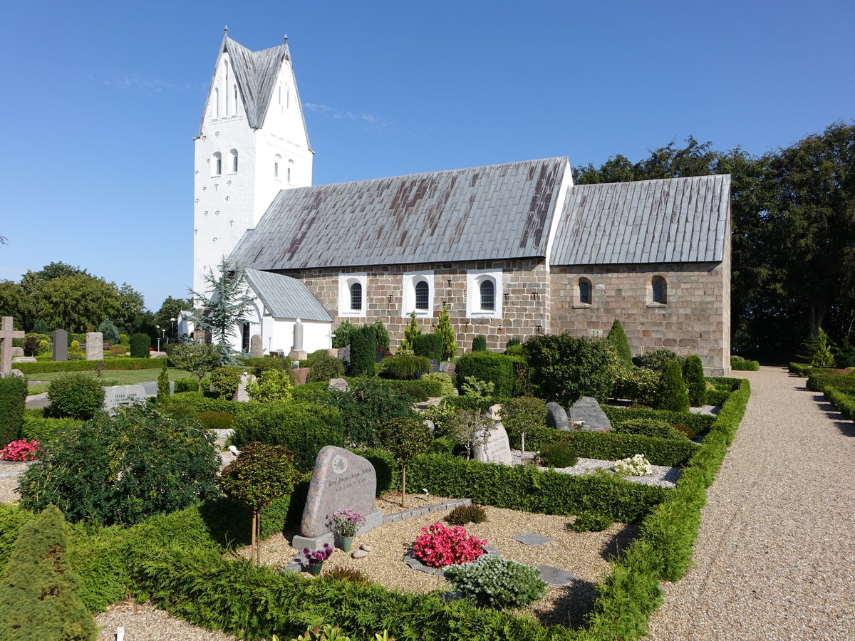 Borris, Ev. St. Nikolaus Kirche, erbaut im 12. Jahrhundert aus Granitquadern, Turm und Waffenhaus sptmittelalterlich (26.07.2019)