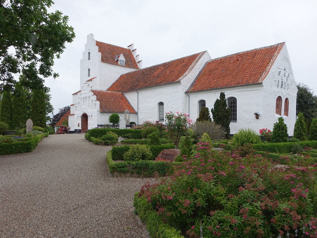 Bostrup, Ev. St. Mogens Kirche, erbaut im 12. Jahrhundert aus rohen Feldsteinen (22.07.2019)