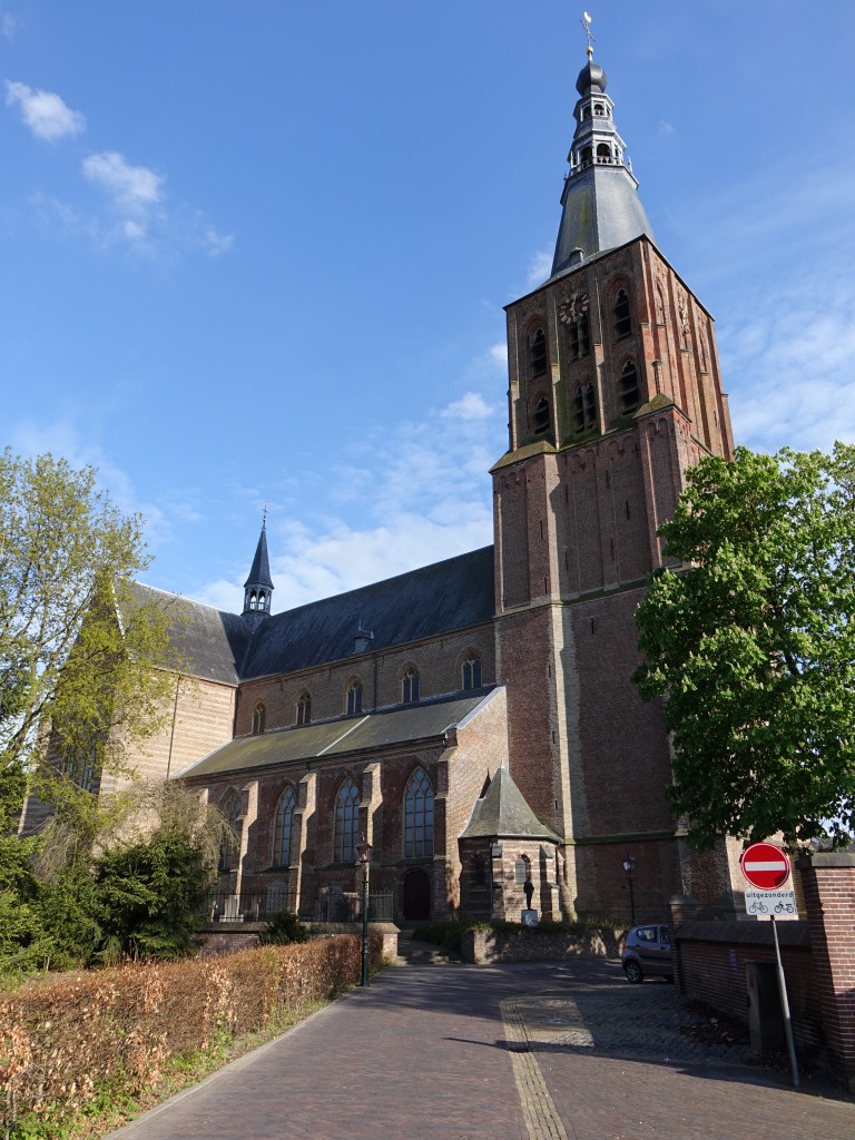 Boxtel, sptgotische St. Petrus Kirche, erbaut im 15. Jahrhundert mit Turm von 1469 
(01.05.2015) 