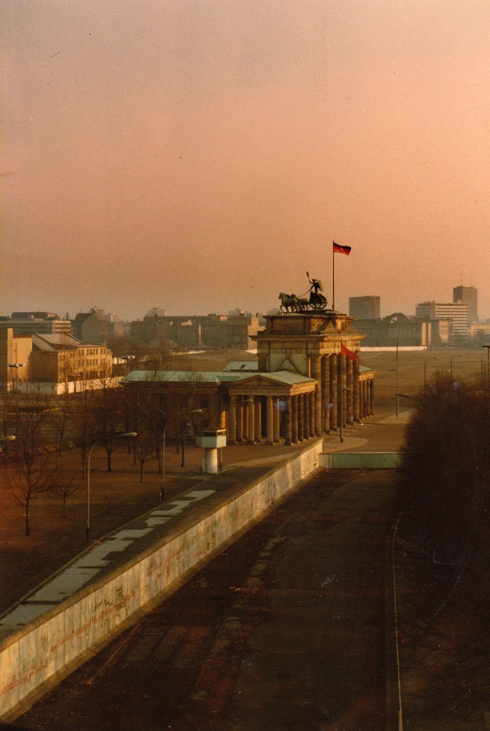 Brandenburger Tor zu DDR-Zeiten. Blick vom Reichstag in West-Berlin. Aufnahme: Mrz 1984 (digitalisiertes Negativfoto).