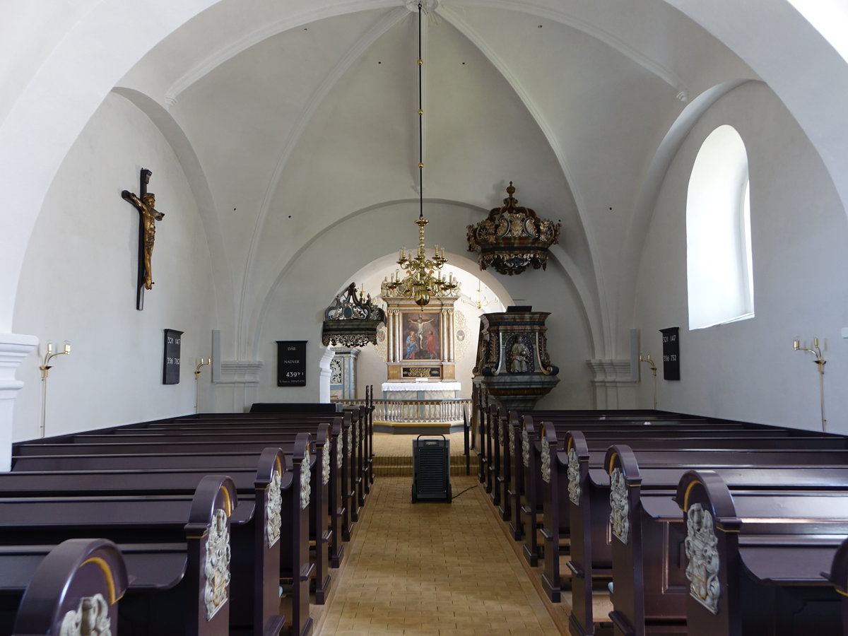 Bredsten, Innenraum der Ev. Kirche, Kanzel von 1750, Altar von 1742 (23.07.2019)