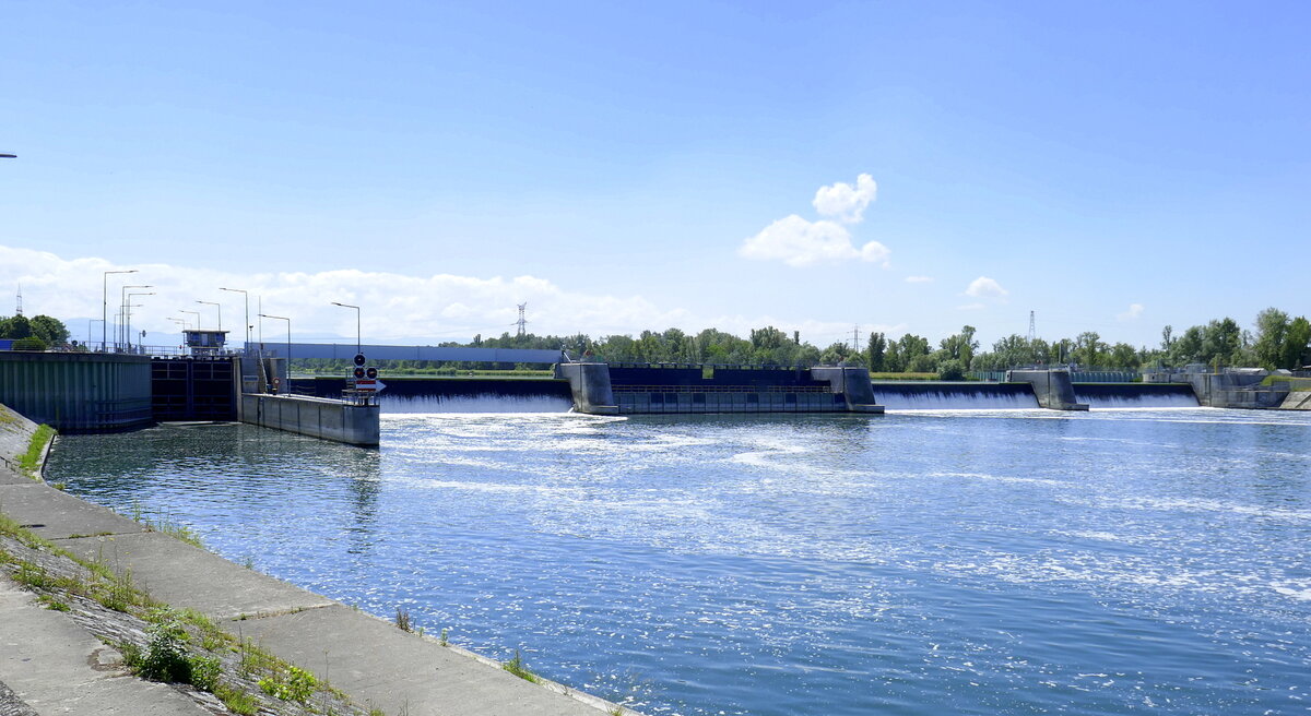 Breisach am Rhein, die Wehranlagen am Altrhein, ganz links die Einfahrt zur Schleuse, Juni 2022
