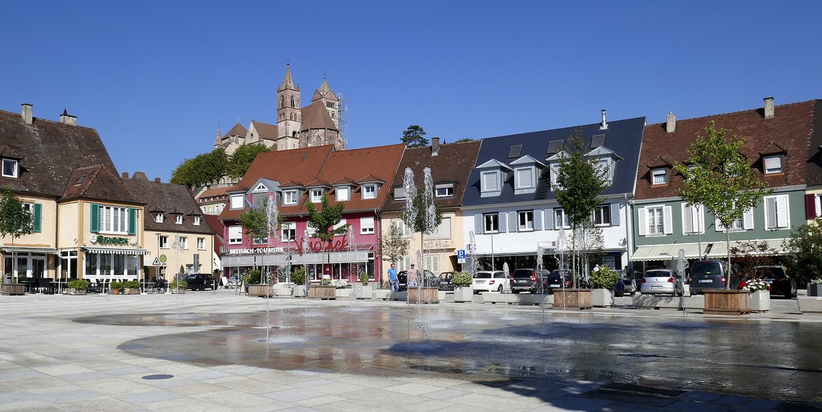 Breisach, Blick ber den neugestalteten Marktplatz zum Mnster St.Stephan, Aug.2019