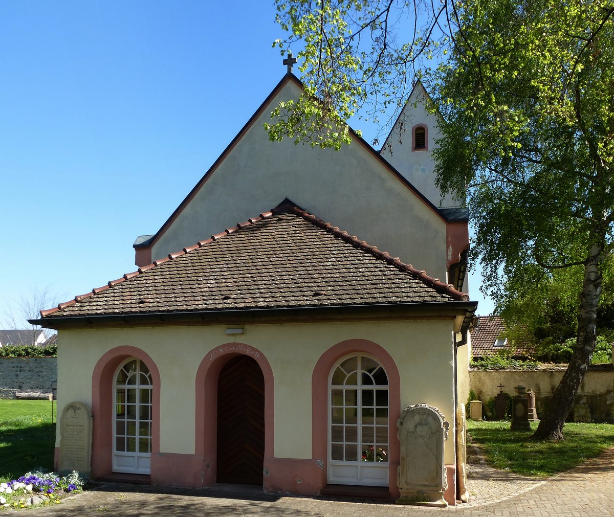 Breisach, die Westseite der St.Josephskirche mit der Eingangshalle, April 2017