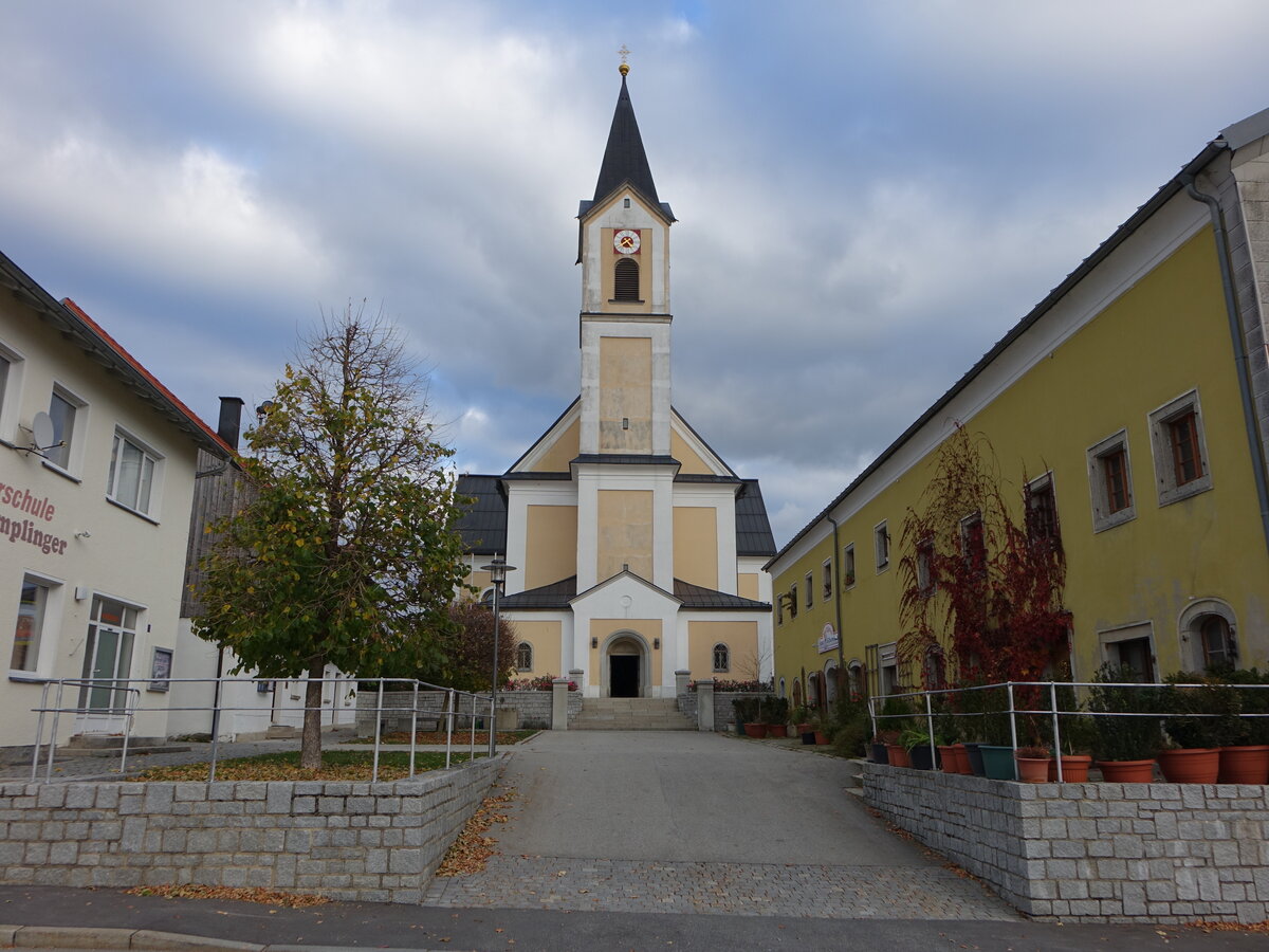 Breitenberg, Pfarrkirche St. Raymund, langgestreckte Wandpfeilerkirche mit Querhaus, erbaut von 1720 bis 1723, erweitert von 1842 bis 1843 (21.10.2018)