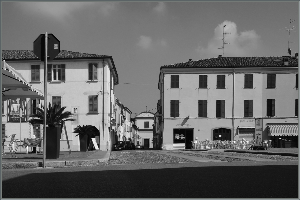 Brescello, Piazzo Matteotti, links, nur angeschnittten das Rathaus von Brescello.
Sept. 2014