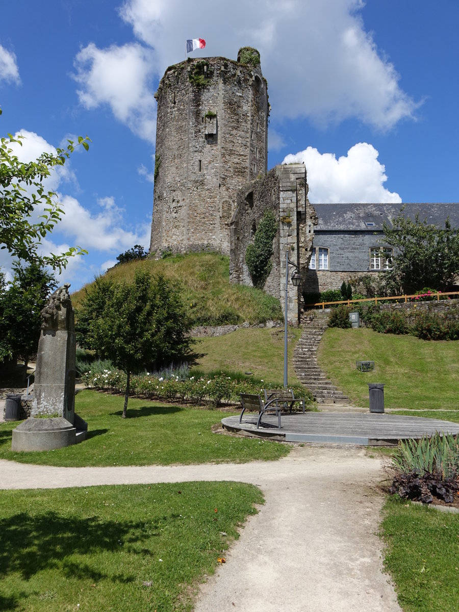 Bricquebec, Burgruine mit Bergfried, erbaut im 14. Jahrhundert (13.07.2016)