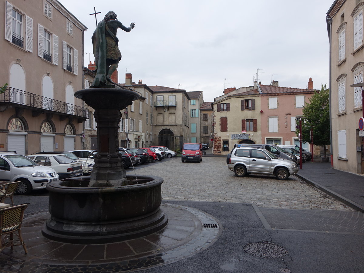 Brioude, Brunnen am Place Gregoire de Tours neben der Basilika (21.07.2018)