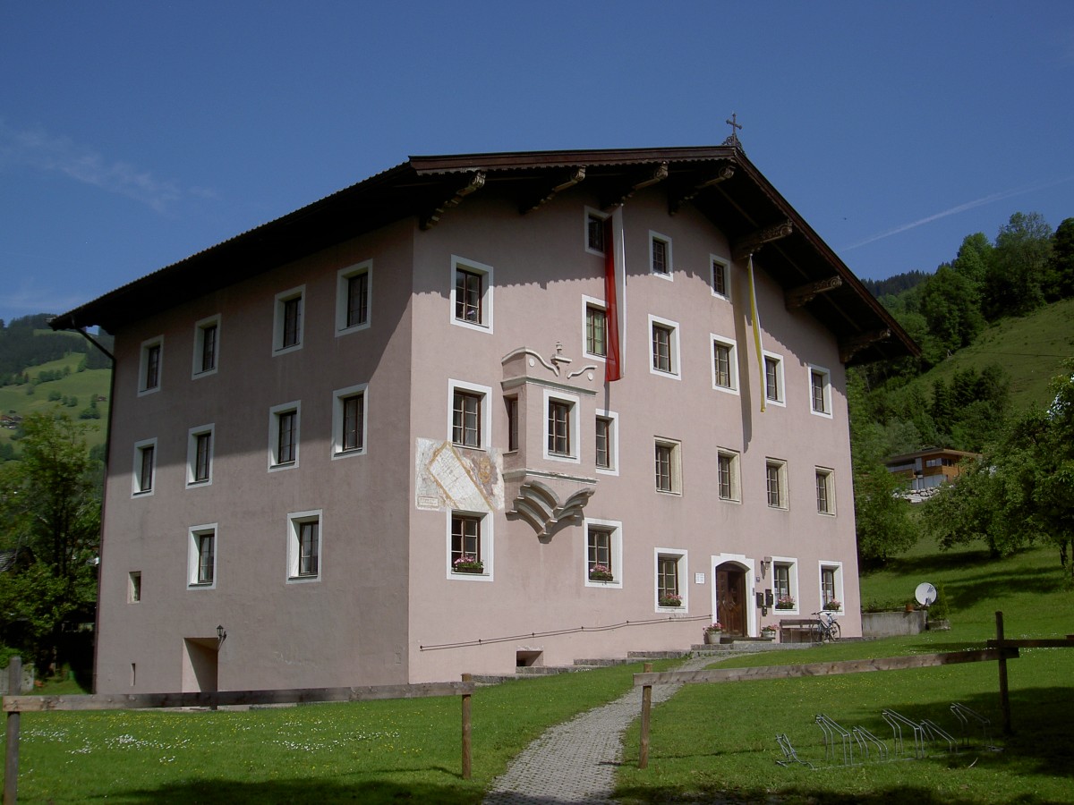 Brixen im Thale, Widum an der Dorfstrae, erbaut im 14. Jahrhundert (09.06.2013)