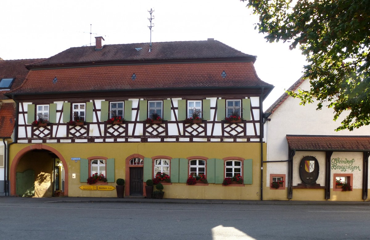 Broggingen, das 1752 erbaute Gehft im Weindorf war lange Zeit Gasthof und Metzgerei, Okt.2015
