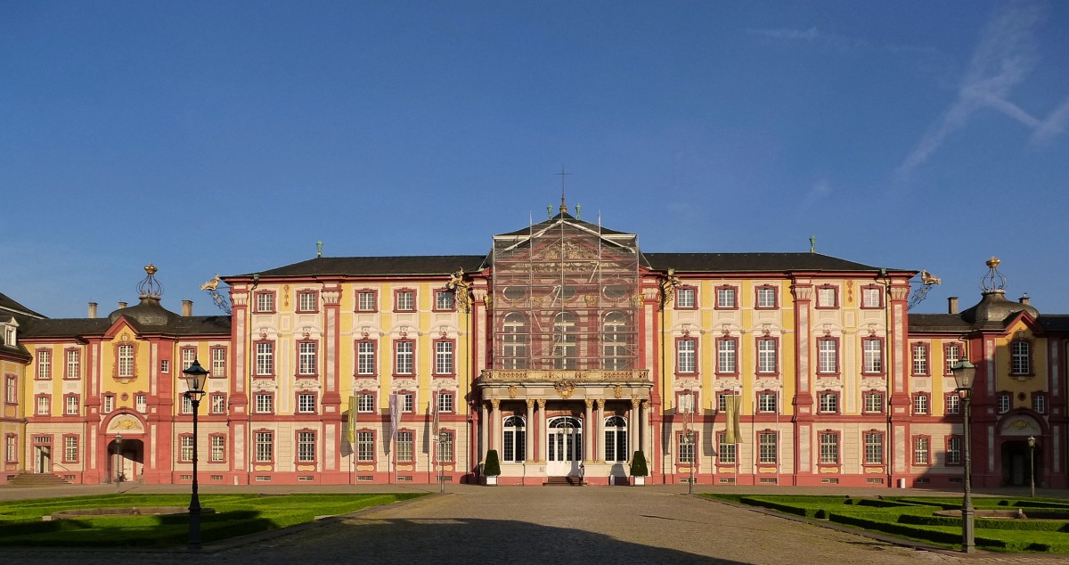 Bruchsal, die Schlofront von der Straenseite, die von 1720-60 erbaute barocke Dreiflgelanlage war die Residenz der Frstbischfe von Speyer, April 2014