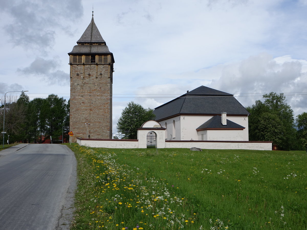 Brunflo, Ev. Kirche, erbaut im 18. Jahrhundert durch Daniel Hagman, Verteidigungsturm aus dem 12. Jahrhundert (18.06.2017)