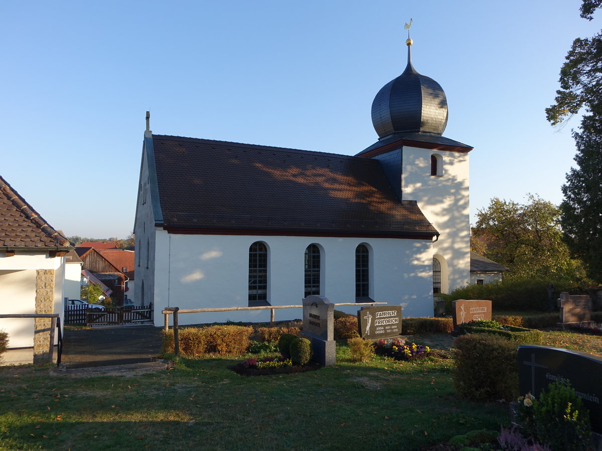 Brunn, evangelische Pfarrkirche St. Stephan, Saalbau mit Satteldach, Sakristeianbau, Chorturm mit Zwiebelhaube, erbaut um 1701 (14.10.2018)