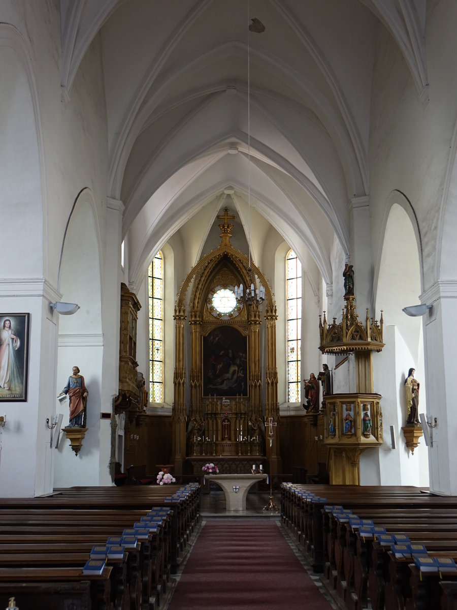 Bruntal / Freudenthal, Hochaltar und Kanzel in der Maria Geburt Kirche (01.07.2020)