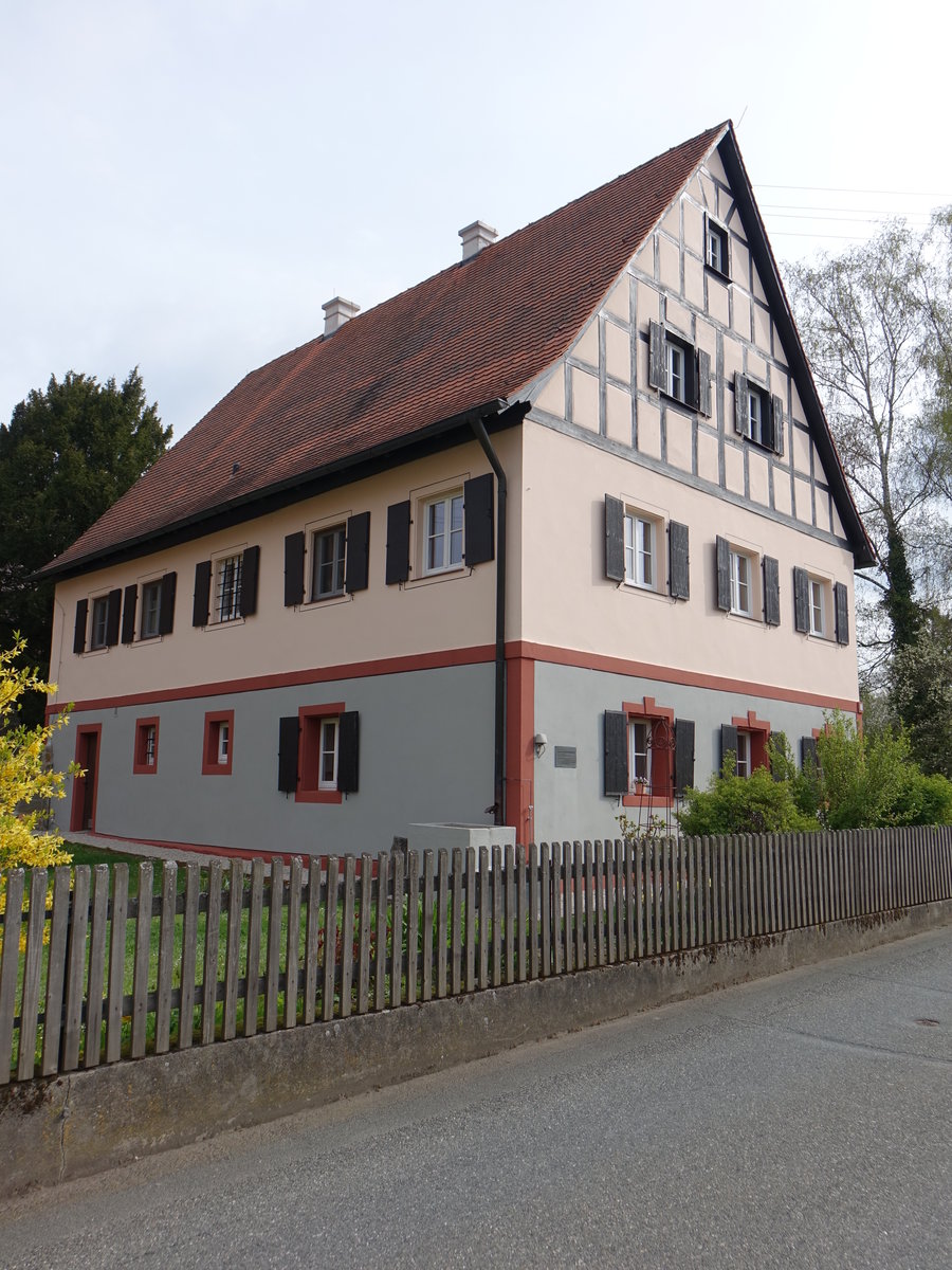 Buchau, Ev. Pfarrhaus. Stattlicher zweigeschossiger Satteldachbau mit Fachwerkgiebel, im Kern 1690, Erneuerung 1719 (16.04.2017)