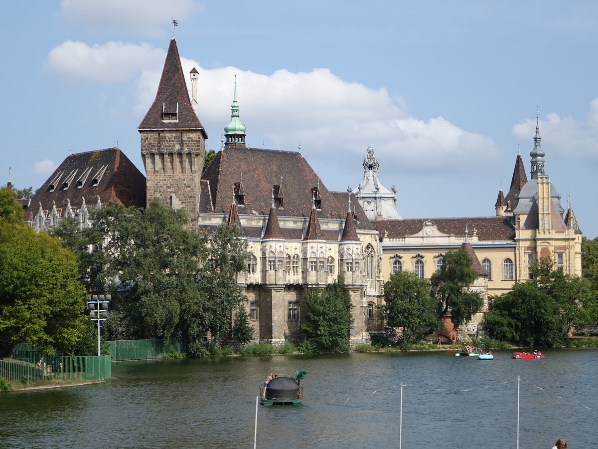 Budapest, Burg Vajdahunyad, erbaut bis 1896 zur Millenniumsausstellung (25.08.2018)