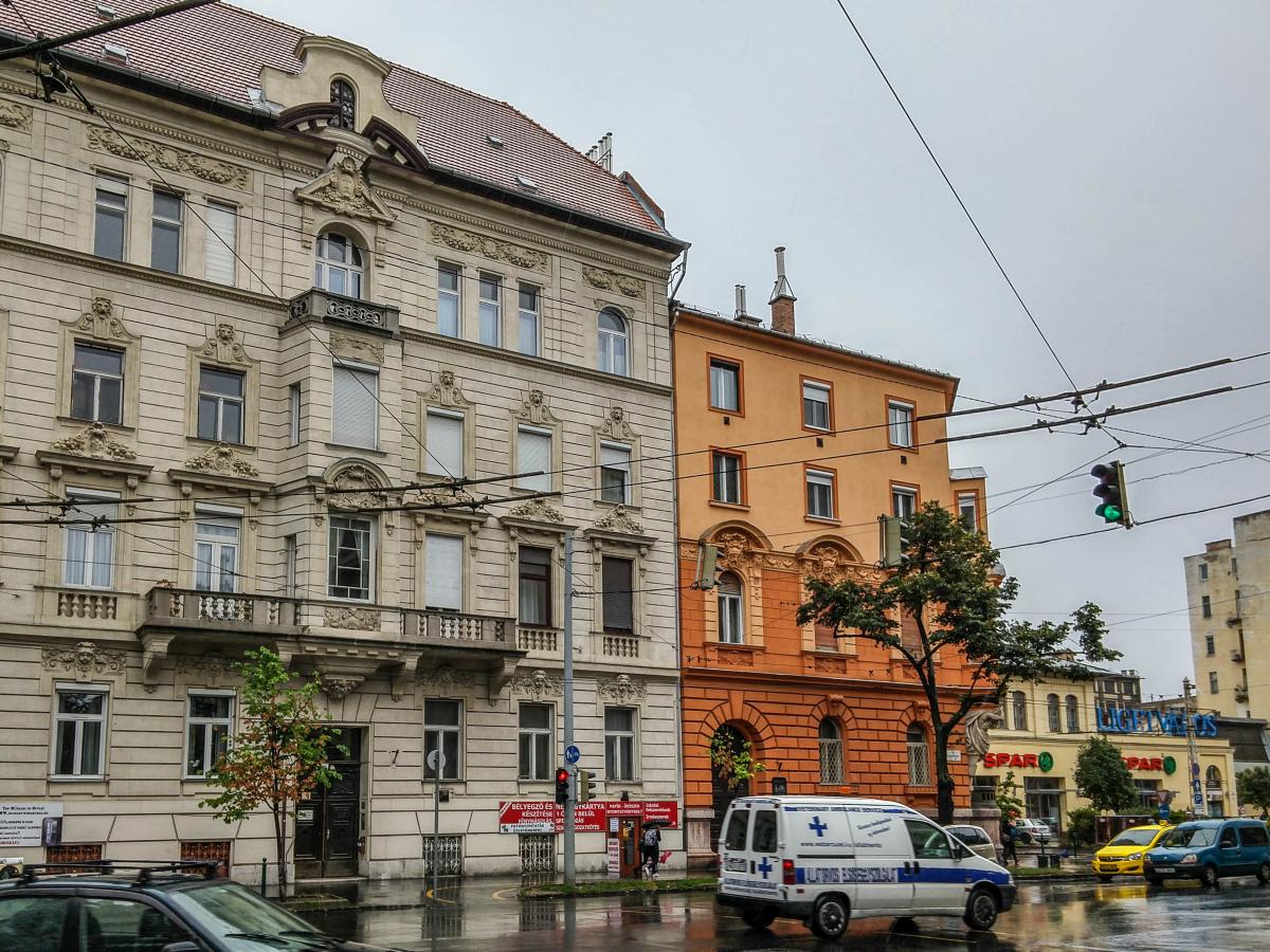 Budapest, Eckhaus in der Kreuzung Bajza u. Damjanich u. Foto: 21.09.2017.