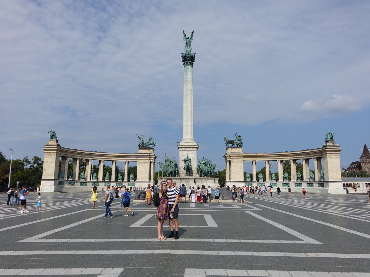 Budapest, Heldenplatz Hsk Ter, erbaut 1896 zur Feier des 1000-jhrigen Jubilums der magyarischen Landnahme, Erbauter war Architekt Albert Schickedanz und der Bildhauer Gyrgy Zala (25.08.2018)