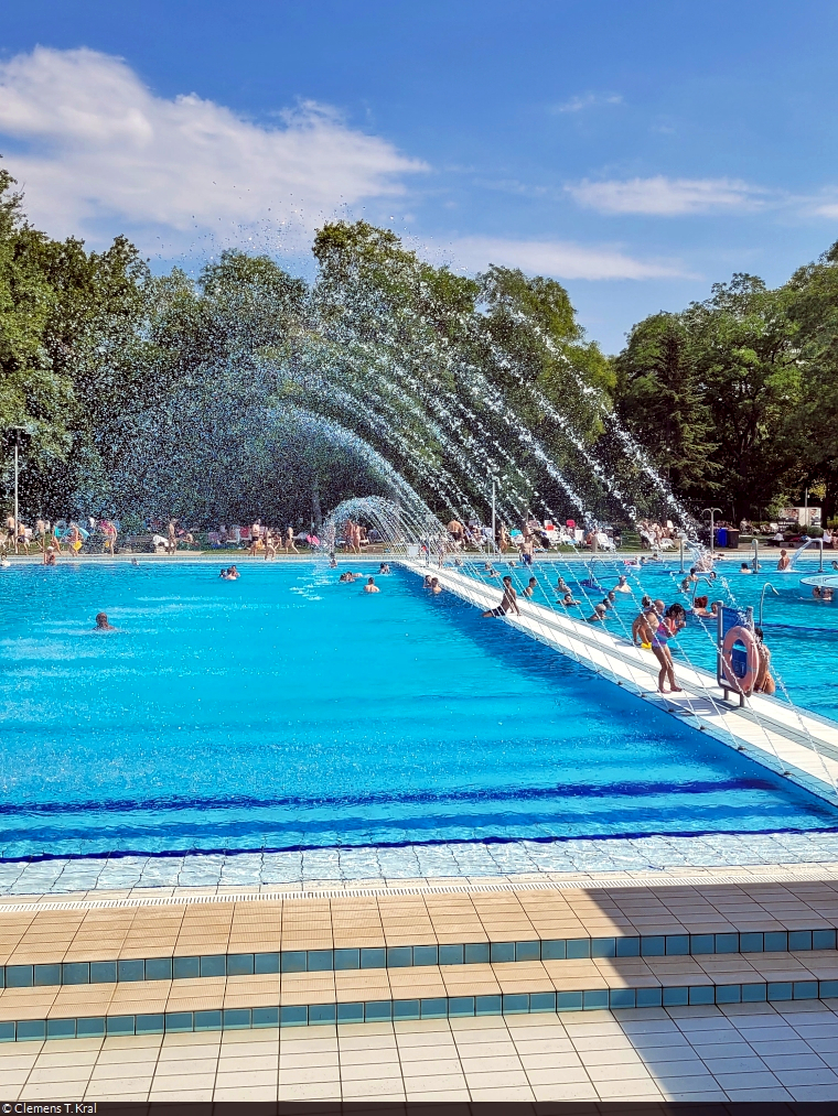 Budapest (HU):
Das weitlufige Palatinus-Strandbad auf der Margareteninsel wartet mit etlichen Becken und Wasserspielen auf.

🕓 28.8.2022 | 14:15 Uhr