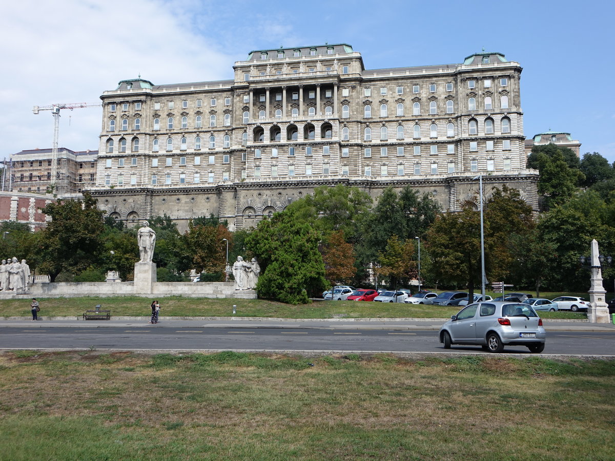 Budapest, Rckfront des Burgpalast von der Attila Utca gesehen (25.08.2018)