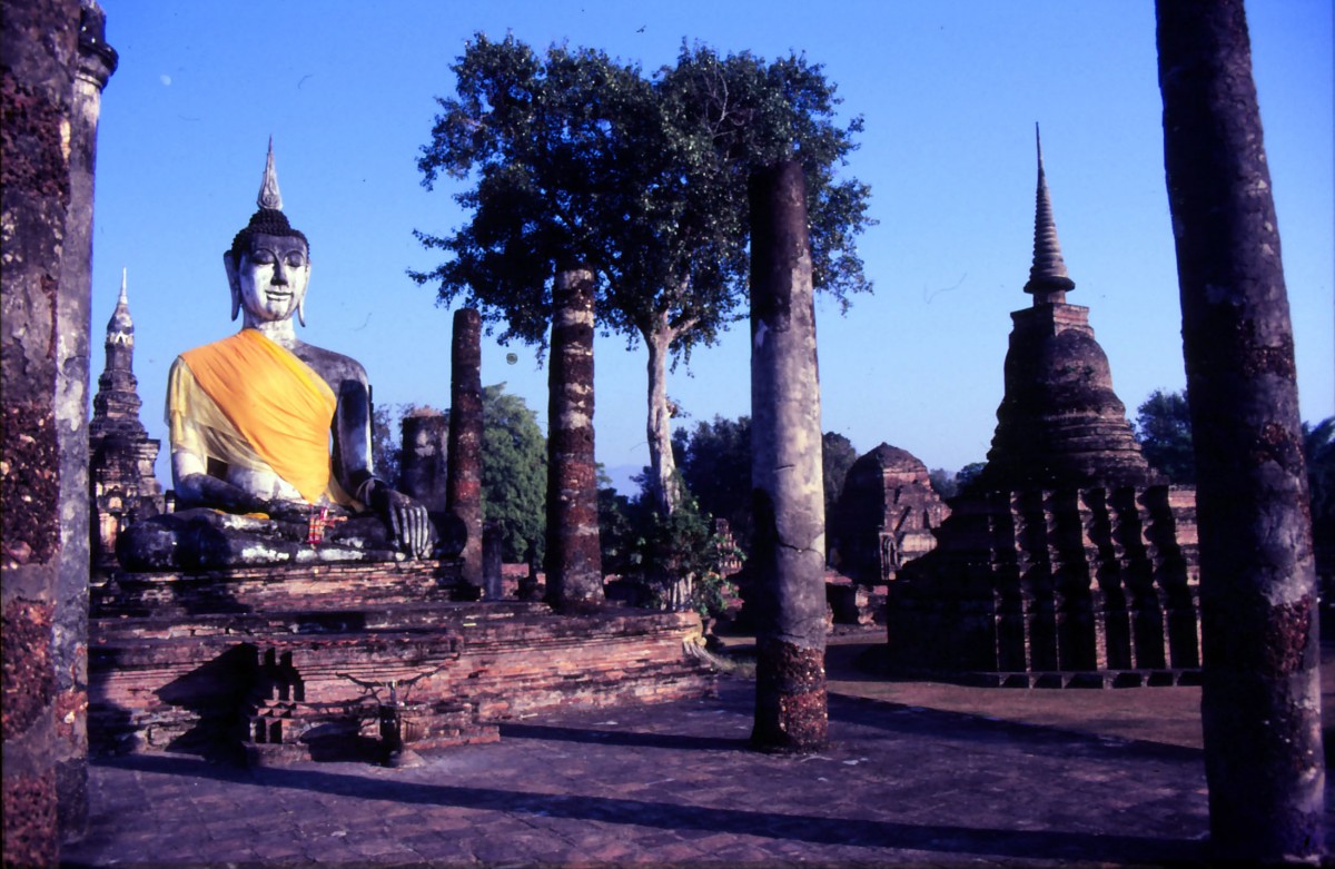 Buddha in der alten Stadt Ayutthaya. Sie war die Hauptstadt des siamesischen Knigreiches Ayutthaya, bis sie durch die birmanische Armee eingenommen und praktisch dem Erdboden gleichgemacht wurde. Aufnahme: Februar 1989 (Scan vom Dia).