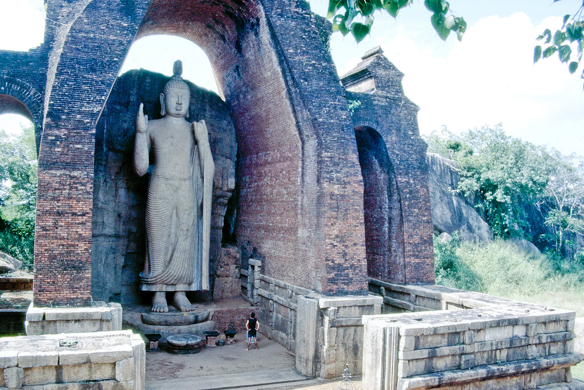 Buddha in Aukana. Bild vom Dia. Aufnahme: Januar 1989.