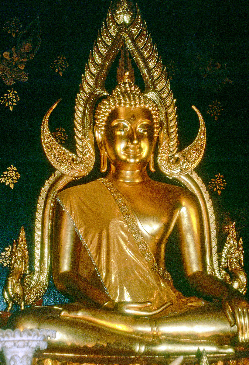 Buddha in Phra Pathom Chedi in Nakhon Pathon. Bild vom Dia. Aufnahme: Februar 1989.