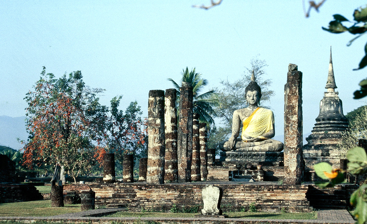 Buddha-Statue in der Ruinenstadt von Sukhothai, der Hauptstadt des Sukhothai-Knigreiches im 13. und 14. Jahrhundert, dem ersten grorumigeren Knigreich der Thai. Aufnahme: Februar 1989 (Bild vom Dia).