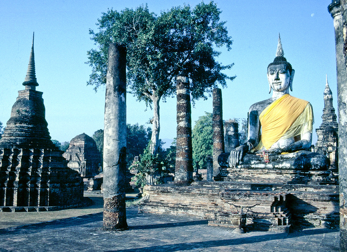 Buddha-Statue in der Ruinenstadt von Sukhothai, der Hauptstadt des Sukhothai-Knigreiches im 13. und 14. Jahrhundert, dem ersten grorumigeren Knigreich der Thai. Aufnahme: Februar 1989 (Bild vom Dia).