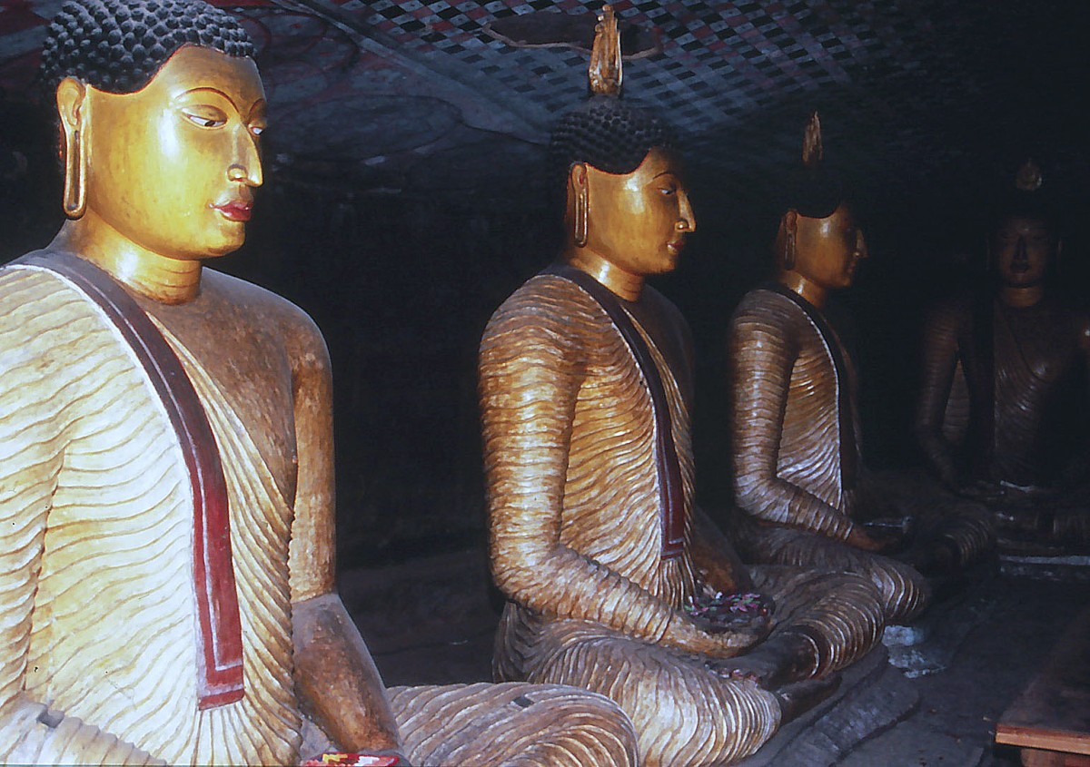 Buddha-Statuen im Hhlentampel von Dambulla. Aufnahme: Januar 1989 (Bild vom Dia).
