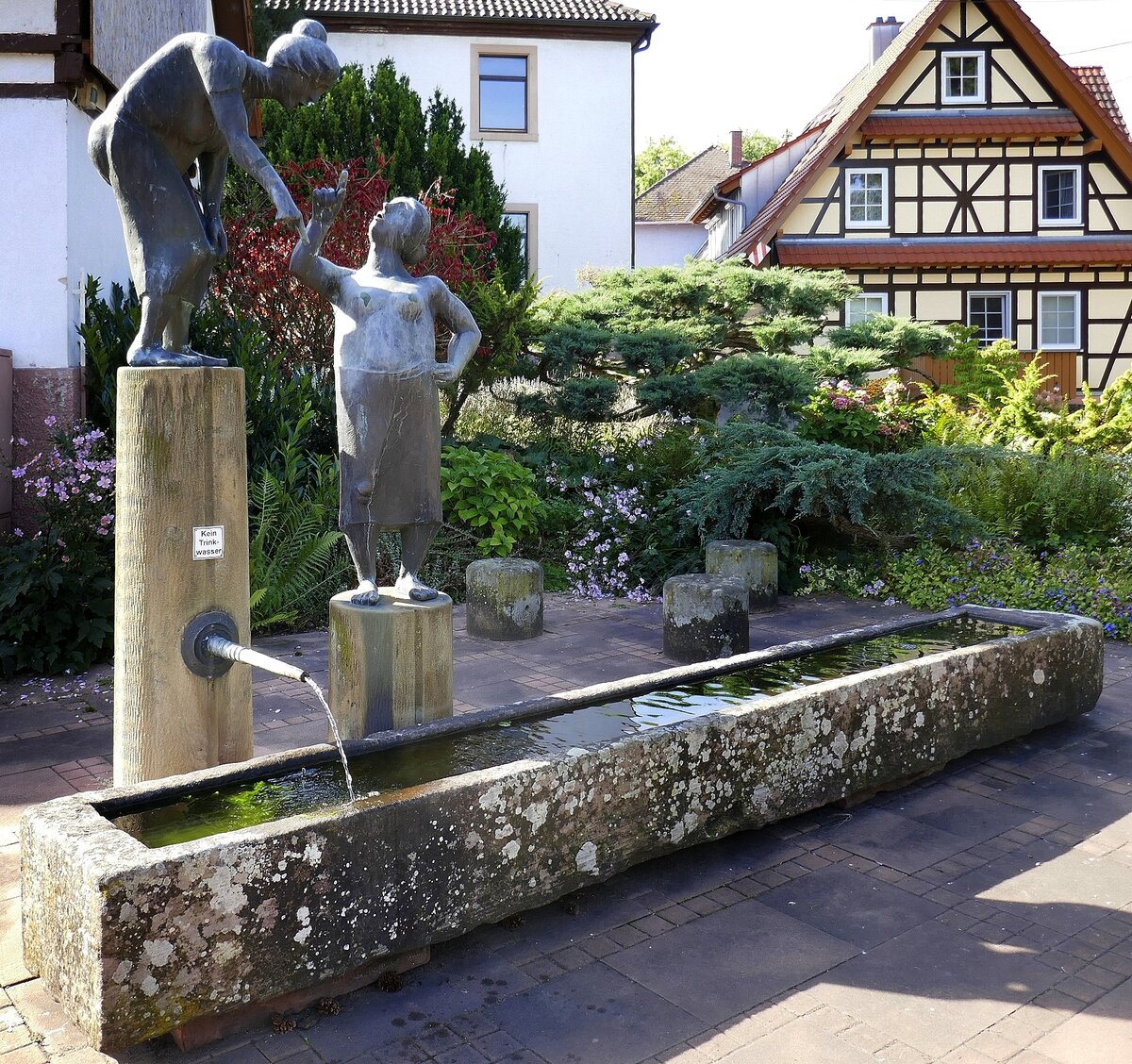 Bhl, der Frauenbrunnen im Ortszentrum, Sept.2021