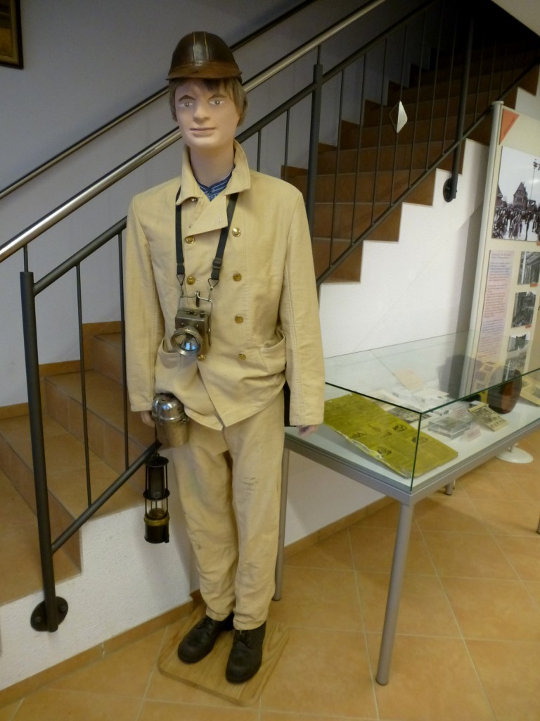 Buggingen, Ausrstung und Arbeitskleidung eines Bergmannes, ausgestellt im Kali -Stollen-Museum, Mai 2013