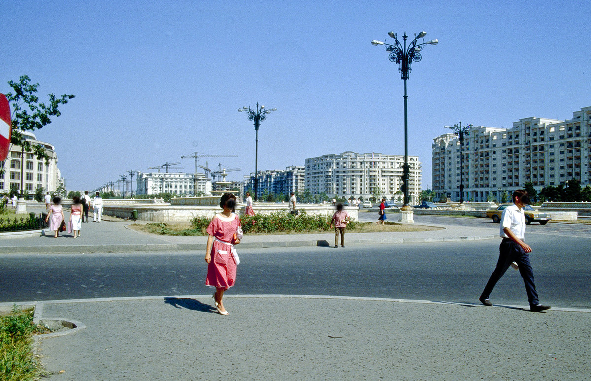 Bulevardul Unirii in Bukarest. Bild vom Dia. Aufnahme: Juli 1990.