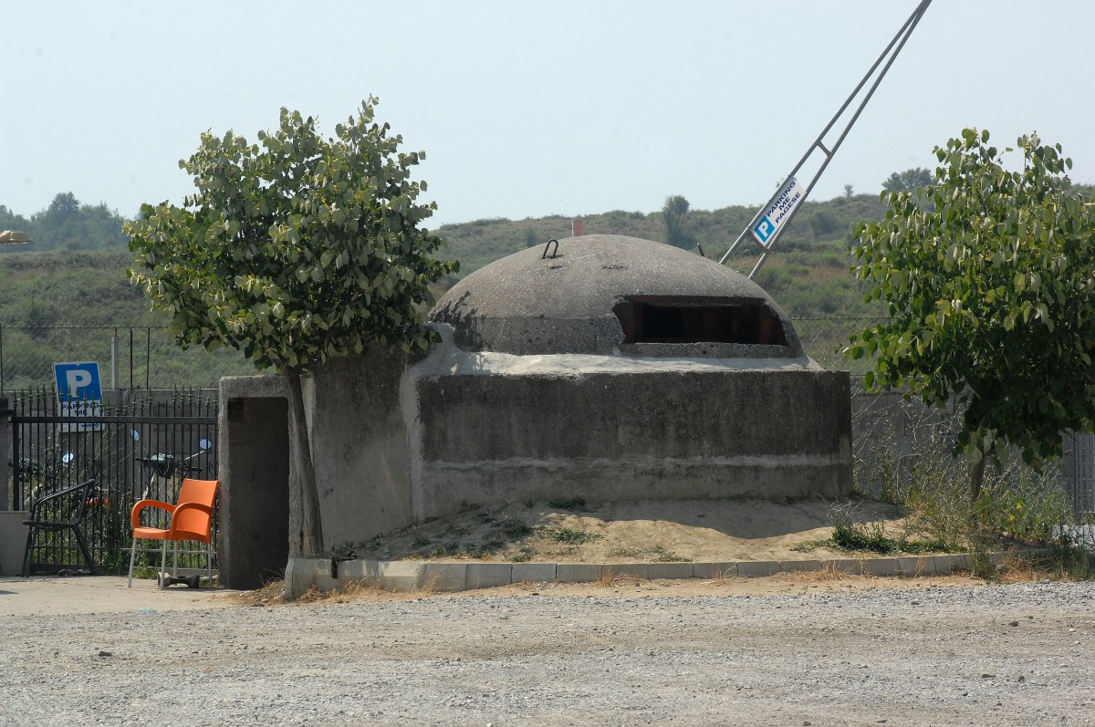 Bunker in Shkodr. Die Bunker sollten der Verteidigung des Landes im Falle einer Invasion durch auslndische Truppen dienen. Aufnahme: 8. Juli 2012.