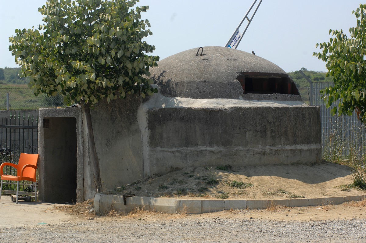 Bunker in Shkodr. Die Bunker sollten der Verteidigung des Landes im Falle einer Invasion durch auslndische Truppen dienen. Aufnahme: 8. Juli 2012.