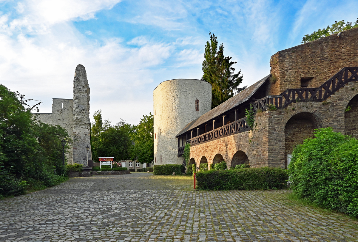 Burg Bad Mnstereifel - Innenhof mit Aufgang zur Stadtmauer - 26.06.2021