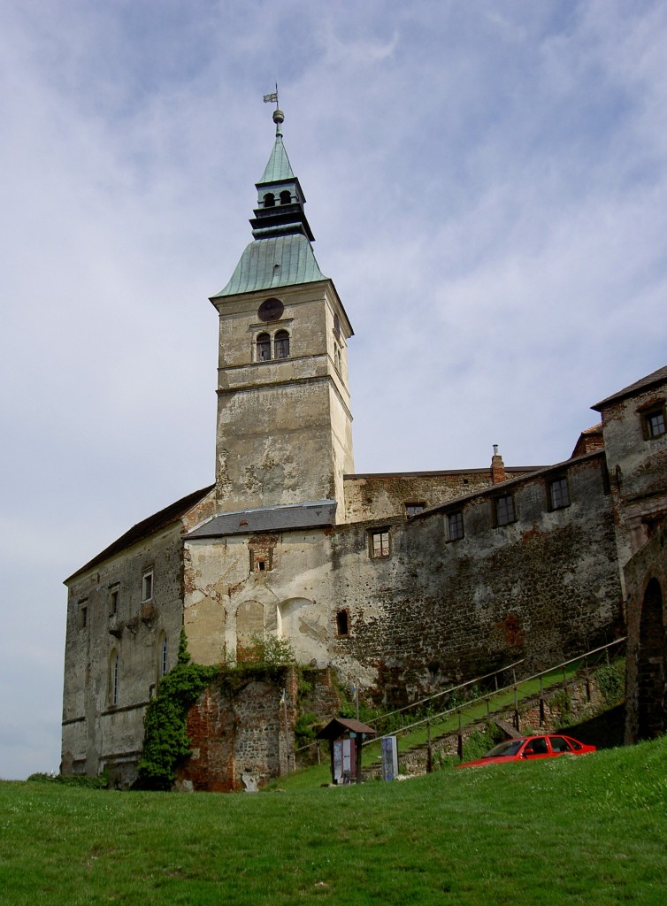 Burg Gssing, erbaut ab 1157 durch Graf Wolfer, Bergfried und Kapellentrakt (29.07.2014)