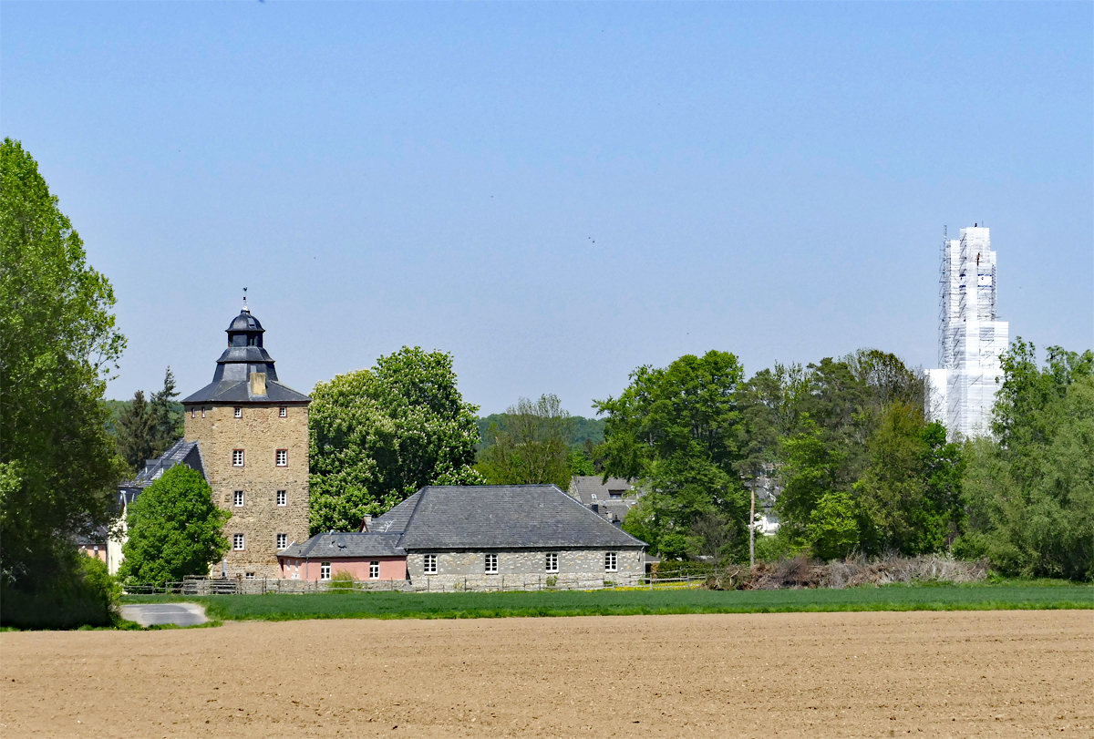Burg Kirspenich und die  eingepackte  Kirche St. Bartholomus in Kirspenich - 04.05.2018