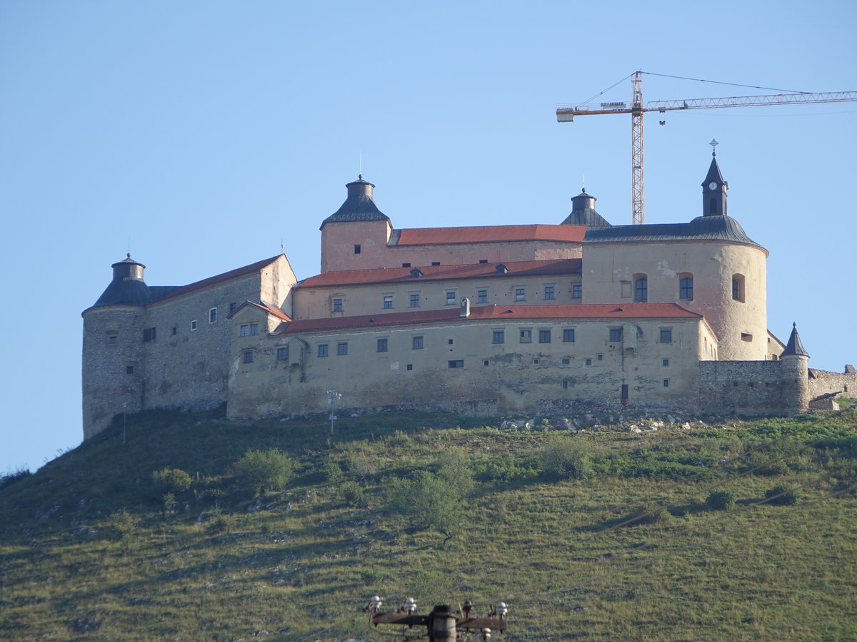 Burg Krasna Horka, Hhenburg oberhalb der Gemeinde Krsnohorsk Podhradie, erbaut im 14. Jahrhundert (30.08.2020)