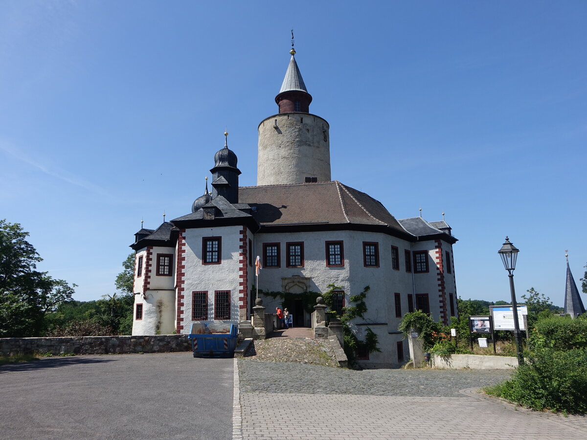 Burg Posterstein,  Hhenburg auf einem Felsvorsprung ber dem rechten Ufer der Sprotte, erbaut im 12. Jahrhundert (24.06.2023)