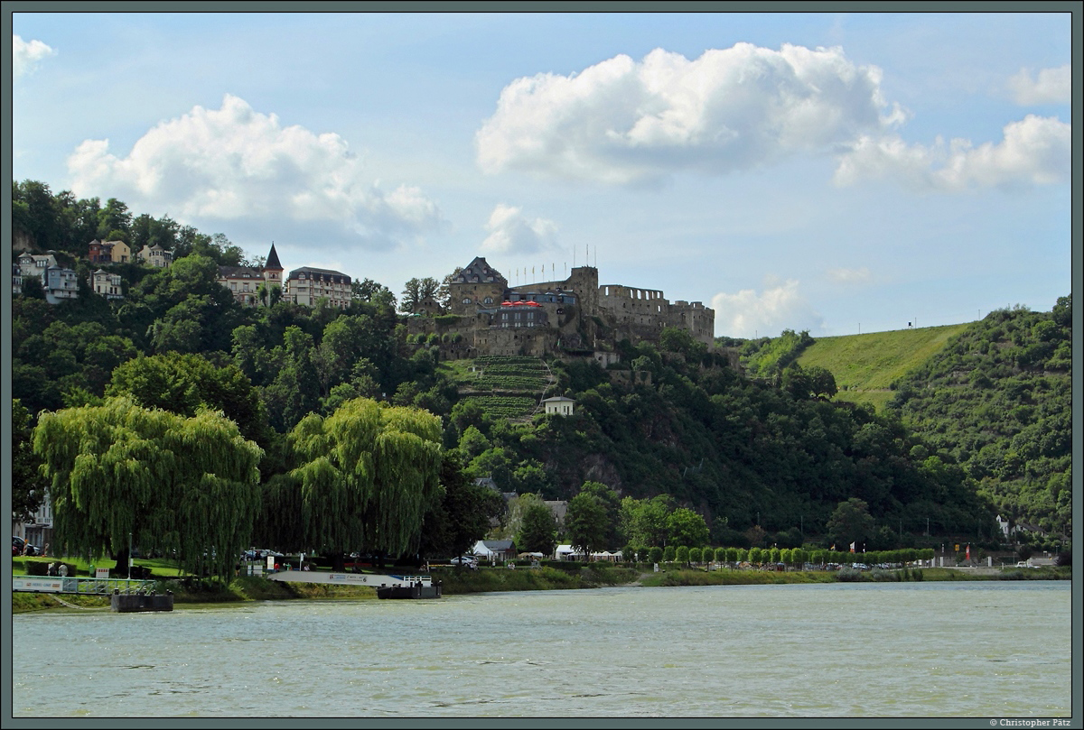 Burg Rheinfels bei St. Goar, vom Rhein aus gesehen: Die Ruine ist eine der grten Burganlagen des Mittelrheintals. Sehenswert sind insbesondere die umfangreichen unterirdischen Wehrgnge. (09.08.2014)