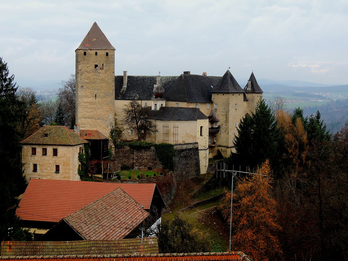 Burg VICHTENSTEIN, hoch ber dem Donautal (im Sauwald, bzw. Schrding) gelegen, wurde vmtl. im Jahre 1100 erbaut, und ist Heutzutage im Privatbesitz; 191130