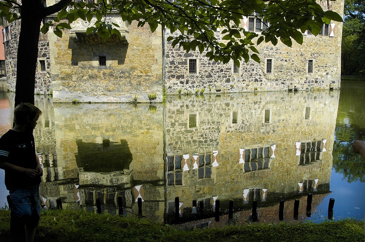 Burg Vischering im Wassergraben gespiegelt. Das  mnsterlndische Wasserburg liegt am nrdlichen Rand der nordrhein-westflischen Stadt Ldinghausen. Aufnahme: Juli 2007.