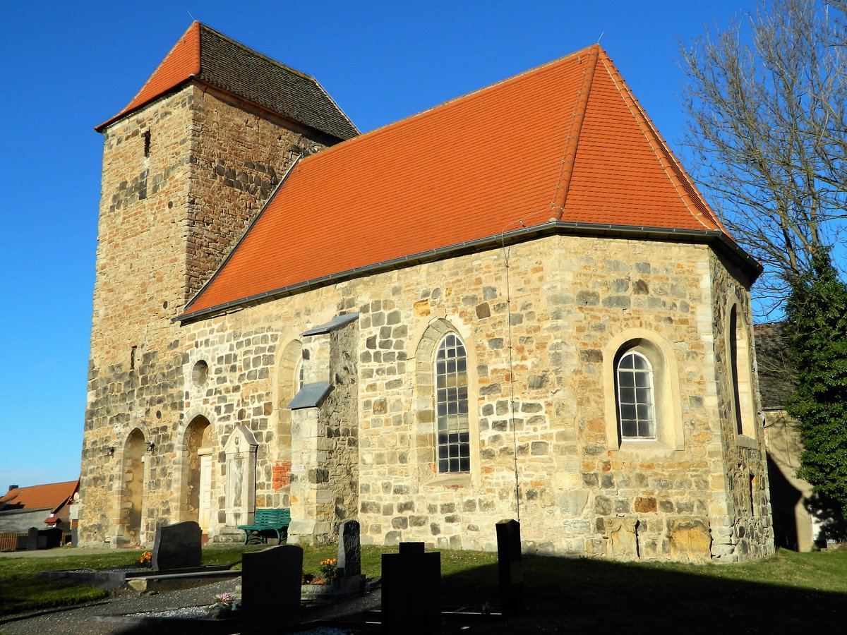 Burgenlandkreis - Ltzen: Die Evangelische Kirche im OT Kleingrschen wurde im 12./13. Jahrhundert erbaut. Der Chor stammt vermutlich aus dem 15. Jahrhundert. Es finden sich der romanische und der gotische Baustil. Die sanierte Kirche wird sakral genutzt. (16.01.2018) 