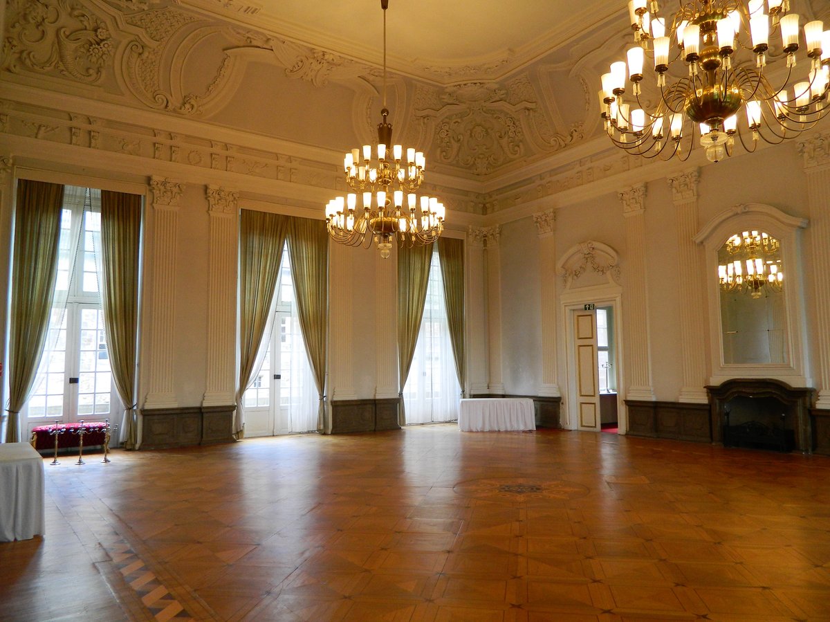 Burgscheidungen: Ballsaal im barocken Flgel des Schlosses Burgscheidungen. Hier findet alljhlich ein rauschender Barockball statt. (15.07.2017) 